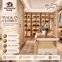Unité de dressing sur mesure couleur champagne avec mur d'exposition pour sacs à main et portes vitrées à cadre doré pour suites de chambre parentale contemporaines