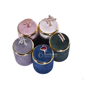 Présentoir de bijoux à bordure en or Vitrine Accessoires de présentation de bagues en microfibre en métal exquis pour bijouterie - Product Image 5