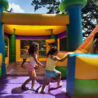 Grands châteaux pleins d'entrain commerciaux extérieurs de PVC d'arc-en-ciel avec le toboggan pour des combos gonflables de maison de rebond d'enfants d'adultes pour la location de partie