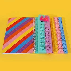 Lot <span class=keywords><strong>de</strong></span> 2 : Bloc-notes A5 spirale Licorne Pop It Fidget et <span class=keywords><strong>Trousse</strong></span> à crayons en silicone anti-stress à bulles pour enfants, fournitures scolaires (personnalisable) - Product Image 1