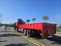 Camion-grue HOWO 8x4 avec grue à flèche pliante Jiangwei SQ560ZB6+1 de 14 tonnes, moteur 350 CV