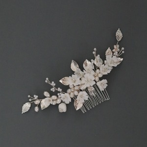 Peine de <span class=keywords><strong>pelo</strong></span> de novia de <span class=keywords><strong>flores</strong></span> blancas de cerámica popular Europa y los Estados Unidos tocado de novia accesorios <span class=keywords><strong>para</strong></span> <span class=keywords><strong>el</strong></span> cabello de perlas <span class=keywords><strong>naturales</strong></span> - Product Image 3