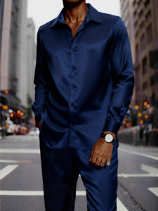 <span class=keywords><strong>Chemise</strong></span> habillée de luxe en satin pour <span class=keywords><strong>homme</strong></span>, <span class=keywords><strong>blanche</strong></span> <span class=keywords><strong>brillante</strong></span>, à manches longues, boutonnée, texture soyeuse et lisse, coupe ajustée pour événements formels et affaires - Product Image 3