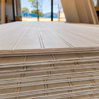 Panneaux muraux rainurés en contreplaqué à faible MOQ 4x8 18mm, panneaux muraux en bois, feuilles de placage Shiplap, feuilles de bois stratifiées pour intérieur, vente en gros