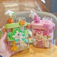 Vente en gros de gobelets à eau en plastique de 620 ml avec design de dessin animé, conception à compartiments, deux modes de consommation, bouteille d'eau