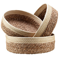 Panier de rangement rond tressé écologique de style moderne pour cosmétiques, collations, usage polyvalent sur bureau, en paille et en jonc de mer