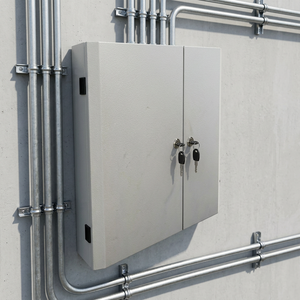 Gabinete de Distribución Eléctrica de Acero Inoxidable Gris con Recubrimiento en Polvo, de Doble Puerta y Montaje en Pared, con Cerraduras - Product Image 1