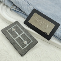 Étiquette en cuir de haute qualité personnalisée OEM, fabriquée en usine depuis 11 ans, patch métallique en cuir, badge de marque personnalisé pour vêtements