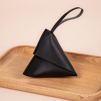 Fabricant professionnel de sachets parfumés en cuir personnalisés avec logo, forme triangulaire, pochette aromatique suspendue en PU pour voiture et emballage cadeau