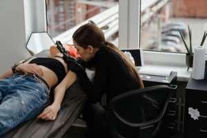 Usine En Gros Tatouage Noir Étanche Élastique Ajusté Jetable Couverture <span class=keywords><strong>De</strong></span> Lit <span class=keywords><strong>Table</strong></span> <span class=keywords><strong>De</strong></span> <span class=keywords><strong>Massage</strong></span> Feuilles pour Salon <span class=keywords><strong>De</strong></span> Spa Médical - Product Image 2