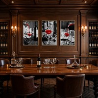 Goldgerahmtes, selektives Farbdruck-Wandbild: Rotwein-Triptychon mit schwarz-weißem Gießglas, Traubenfarben-Splash-Leinwanddruck – luxuriös und dramatisch