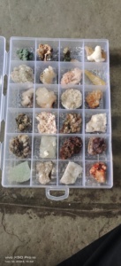 Colección de 24 Piezas de Minerales Naturales, Piedras Crudas, Cristales Surtidos, Caja de Exhibición Coleccionable - Product Image 3