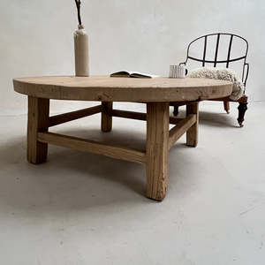 Bàn cà phê tròn cực lớn được chế tác từ gỗ khai hoang mang đến sự quyến rũ và một trung tâm tuyệt đẹp để lưu trữ - Product Image 3