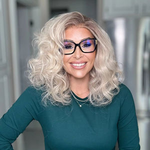 Peluca Sintética Premium de Moda Más Vendida en 2026 para Teñir Rubia con Encaje Transparente Invisible y Línea de Cabello Escandinava Larga y Rizada - Product Image 1