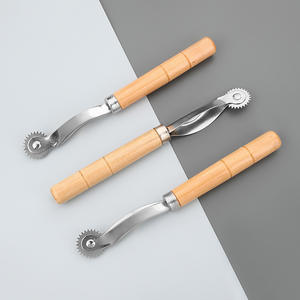 पेशेवर टार्च मार्क स्पेयर, ट्रेसिंग पेपर के लिए सिलाई ट्रेसिंग व्हील, लकड़ी के हैंडल के साथ सिलाई पैटर्न के लिए व्हील - Product Image 3