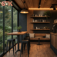 Café en conteneur à deux niveaux avec terrasse ouverte, guirlandes lumineuses, terrasse, bar extérieur, sièges, café préfabriqué en conteneur