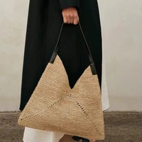 Dreieckige Stroh-Tragetasche Luxuriöse Raffia-Gewebte Strand-Schultertasche für Damen Großhandel Maßgefertigte Sommer-Bucket-Hobo-Handtasche