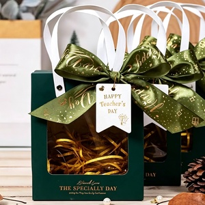 Sac cadeau universel de taille fixe avec fenêtre transparente et ruban, prêt à l'emploi pour les faveurs, les cadeaux et l'emballage de fêtes - Product Image 2