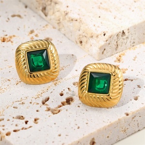 ต่างหูสตั๊ดทรงสี่เหลี่ยมชุบทองประดับเพทายสแตนเลสคุณภาพสูง - Product Image 5