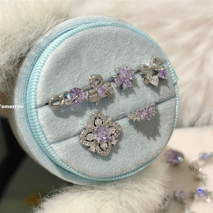 Bijoux de piercing tendance en cuivre et zircon, clous d'oreille filetés avec zircon violet, motifs étoile, papillon, cœur, croix, vente en gros OEM - Product Image 3
