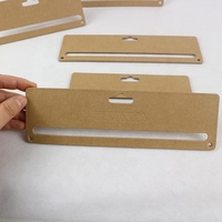 Porte-écharpes en papier brun de forme rectangulaire avec logo personnalisé pour l'affichage des écharpes