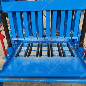 Machine de fabrication de blocs de briques creux en béton pour la ponte d'oeufs à moteur diesel QMJ4-35A - Product Image 5