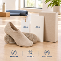 Chaussettes de yoga respirantes en maille à coupe basse, avec grip souple, ajustement flexible, zones de couverture directionnelle, construction à bout plat, pour la pratique pieds nus
