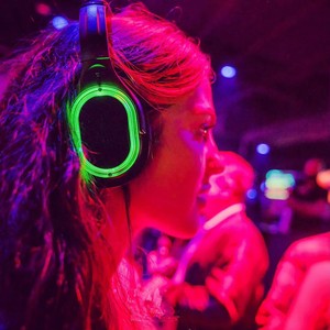 Système de fête silencieuse RF998B avec casques sans fil à diffusion audio sans latence pour Silent Disco - Product Image 2