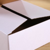 Boîte d'emballage en carton ondulé blanc personnalisée avec logo pour envoi postal, petite boîte pliable en carton pour vente en gros