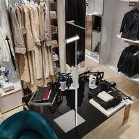 Support de présentation pour sacs à main en acier inoxydable, moderne, écologique et personnalisé, avec montage facile pour les magasins de vêtements et de sacs