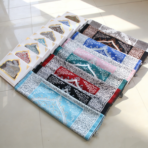Alfombra de oración islámica tradicional de chenilla tejida, antideslizante, con Tasbih, en caja de regalo para uso en el hogar y al aire libre. - Product Image 1