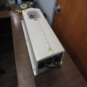 Ban đầu Thương hiệu Mới ach550 AC Ổ ach550uh038a4b055 25HP 3ph loại 12 bao vây không có bàn phím cho PLC - Product Image 1