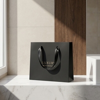 Sac cadeau de luxe noir en papier ondulé magnétique avec poignée en ruban satiné et design de logo CMYK