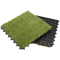 Le gazon artificiel à haute densité écologique vert couvre de tuiles le plastique de verrouillage du pont pp de gazon 30x30cm pour des jardins d'intérieur de sports