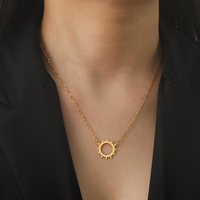 Collier pendentif minimaliste en acier inoxydable plaqué or 18 carats pour femme Demi-soleil lumière du soleil diffuse avec perle pour les fêtes