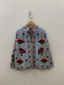 Chaqueta bordada Suzani de terciopelo floral hecha a mano, abrigo bohemio chic, ropa de abrigo étnica de invierno, regalo para ella - Product Image 1