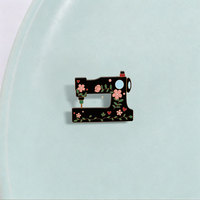 Broche en émail personnalisée à motif floral et machine à coudre, badge métallique de tailleur, broche de revers créative pour couturière, bijou de quilting, cadeau