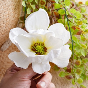 Tête de fleur de magnolia CallaFloral artificielle blanche pour décoration de mariage en PVC souple de taille moyenne - Product Image 1