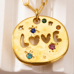 Collana con Ciondolo 'Love' in Acciaio Inox Placcato Oro 18K, Forma Irregolare Rotonda Colorata, per Festa della Mamma e San Valentino - Product Image 4