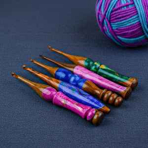 ตะขอถักโครเชต์ทำจากเรซินและไม้ ทนทาน น้ำหนักเบา ผิวเรียบเนียน เหมาะสำหรับงานถักโครเชต์ งานฝีมือด้วยไหมพรม และงานแฮนด์เมด - Product Image 1