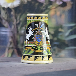 Chope à bière en porcelaine de chalet alpin bavarois - Relief classique d'<span class=keywords><strong>Edelweiss</strong></span> et couvercle en aluminium, verre à vin d'Oktoberfest avec poignée - Product Image 1