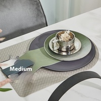Assiette en porcelaine osseuse peu profonde de 8 pouces de luxe moderne vert olive avec texture en cuir de style design INS pour mariages et fêtes