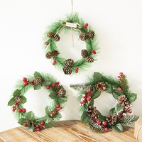 Guirlande de Noël artificielle en aiguilles de pin vertes avec baies rouges et cônes de pin pour porte d'entrée, mur, intérieur, extérieur, Noël
