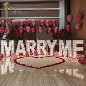 Insegna LED Decorativa NIKA per Proposta di Matrimonio, Alta 1,2 Metri, con Scritta 'Marry Me' in Mosaico - Product Image 1