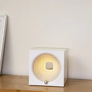 살아있는 창조적 인 조명을위한 백색 LED 책상 램프 무단 디밍 사각 테이블 램프