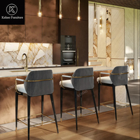 Chaise de bar en cuir de luxe avec accoudoirs, pieds en métal noir et or modernes, tabouret de comptoir élégant pour villa design