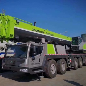 Grue mobile Zoomlion ZTC2200 220T, carrosserie gris vert avec marquage de sécurité à rayures rouges pour opérations de levage lourd - Product Image 3