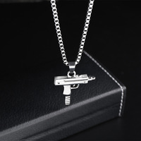Collier pendentif en forme de mitraillette UZI en acier inoxydable plaqué or 18 carats, bijoux de mode pour hommes et femmes