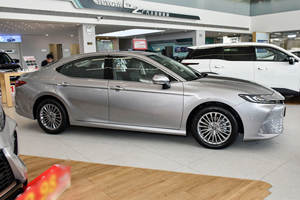 Toyota Camry Aspire Mô Hình Với Ánh Sáng Nội Thất Da Và Vải Ghế Kim Loại Roof Rack R21 Và R17 Lốp Phía Sau Máy Ảnh - Product Image 5