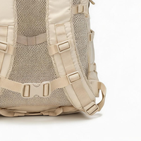Sac à dos de randonnée léger blanc crème avec grande capacité, plusieurs poches, bretelles respirantes pour une utilisation en extérieur
